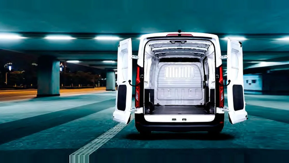 Maxus Deliver 9 Furgón 2.0D L3H2 150 (MERCANCÍAS TERCEROS) en renting — Trasera