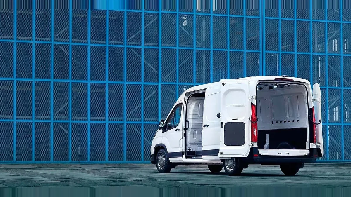 Maxus Deliver 9 Furgón 2.0D L3H2 150 (MERCANCÍAS TERCEROS) en renting — Lateral