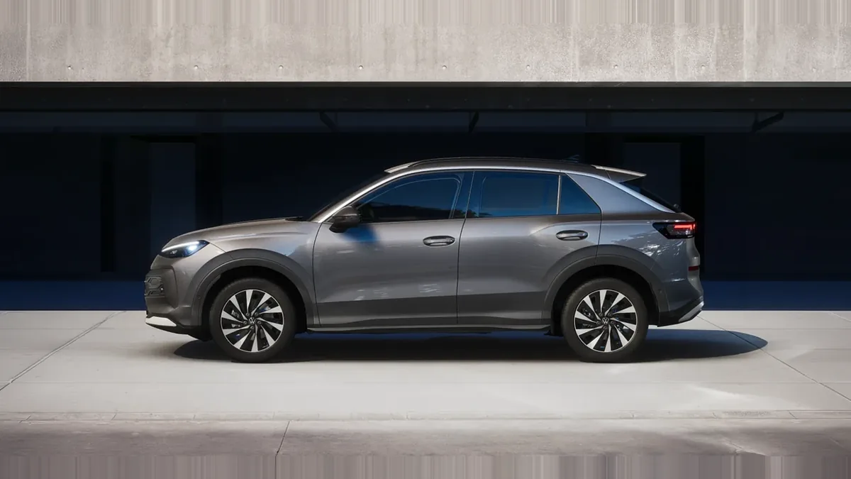 Volkswagen T-ROC Match 1.5 eTSI 150CV DSG en renting — Trasera